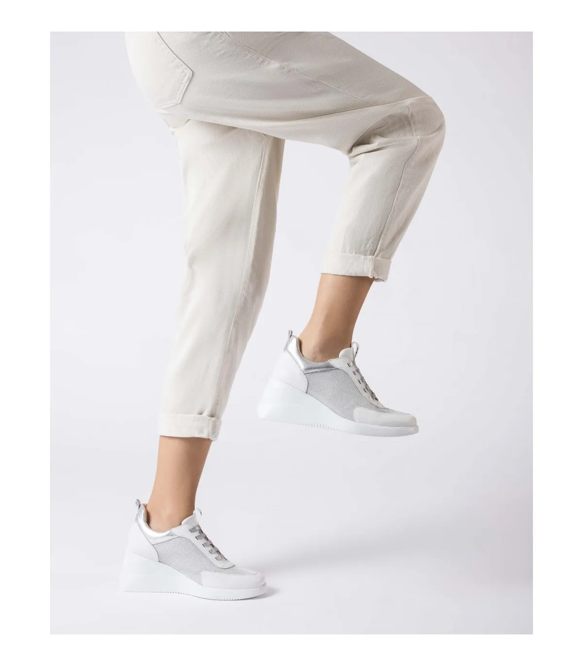 Deportivo con cuña para mujer en color blanco