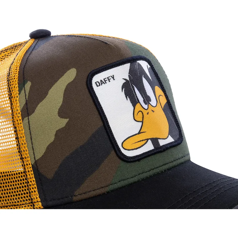 Gorra trucker camuflaje, amarilla y negra Pato Lucas DAF4 Looney Tunes de Capslab