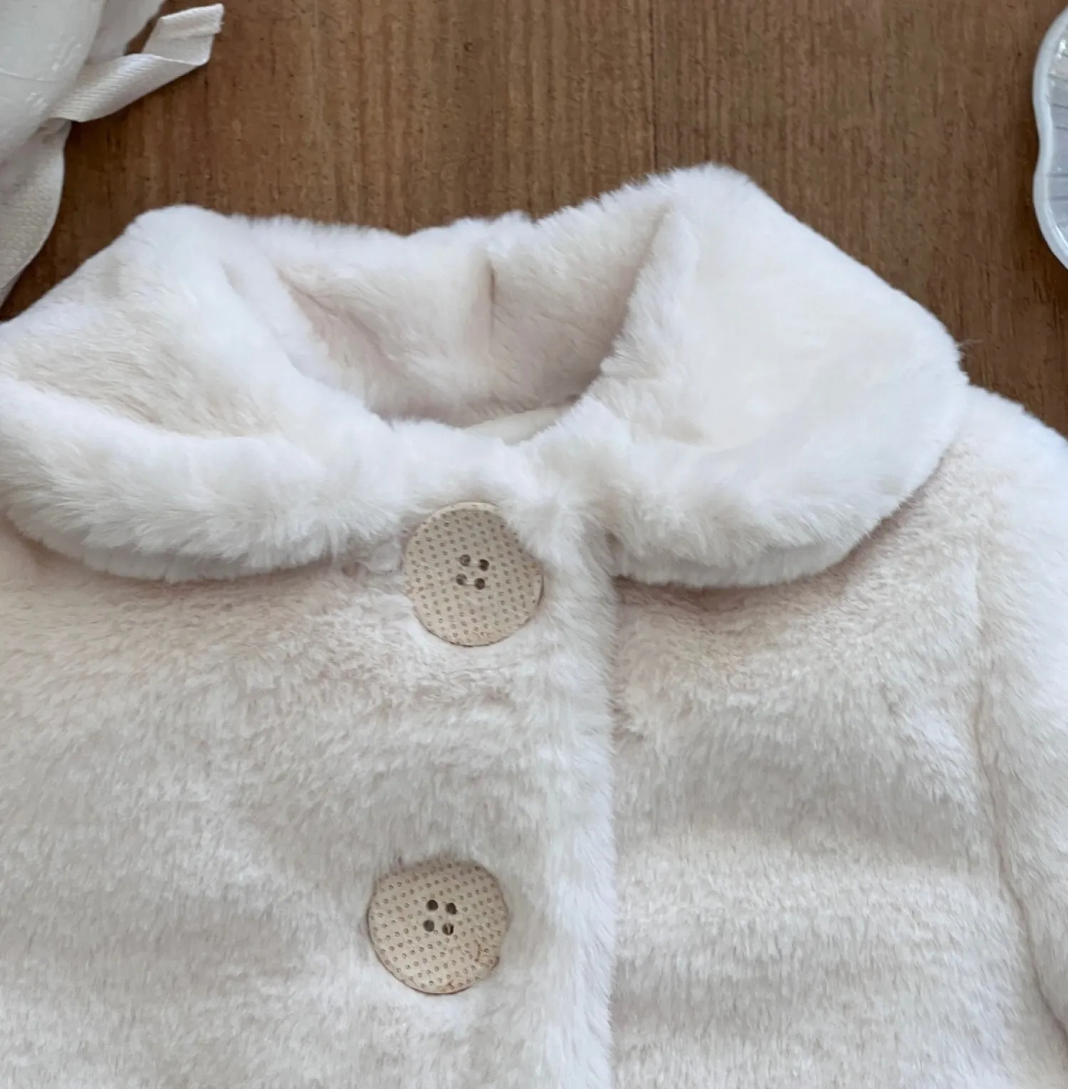 Unisex coat and bonnet set in beige smooth fur. Special Ceremony