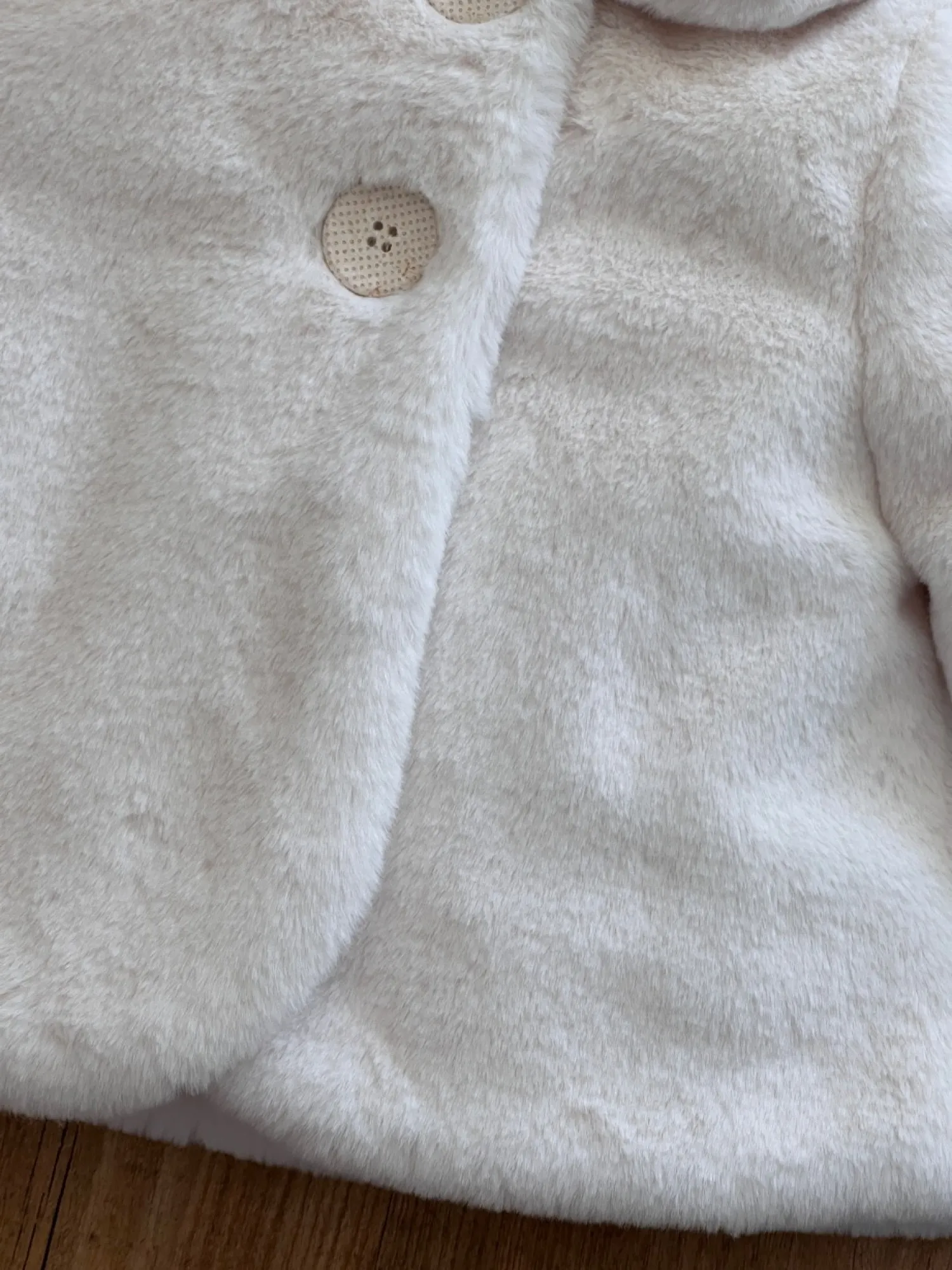 Unisex coat and bonnet set in beige smooth fur. Special Ceremony