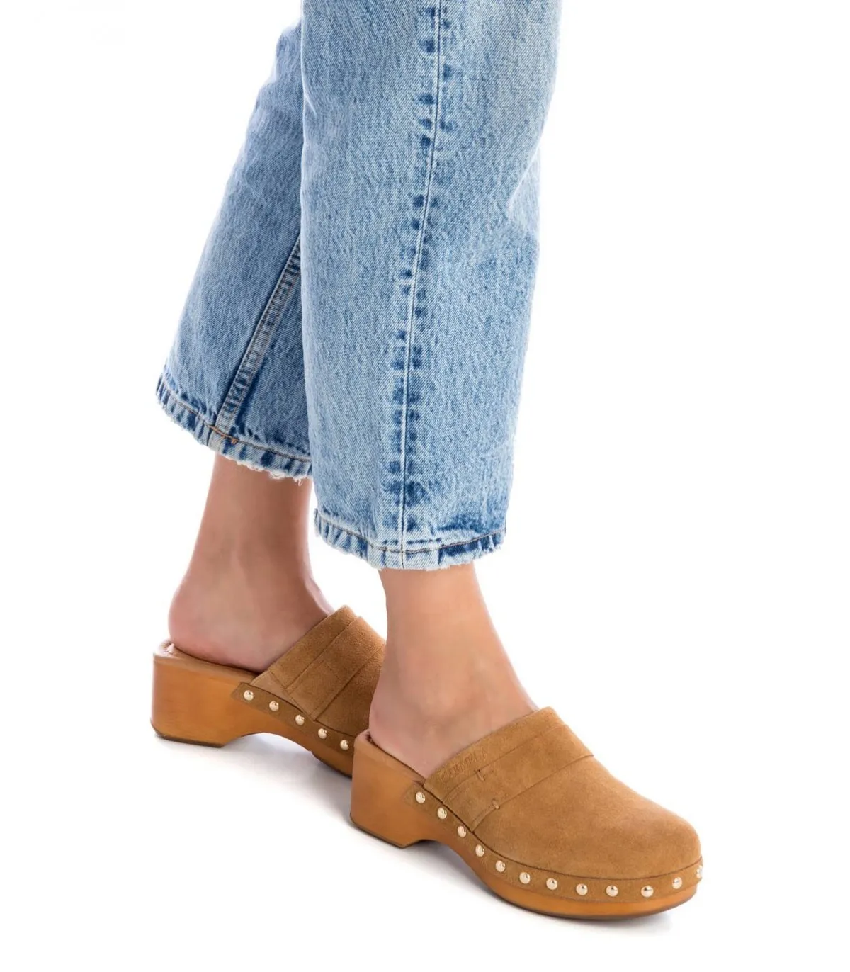 Zueco para mujer en piel cuero con tachas